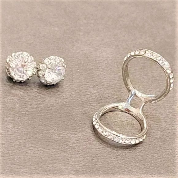 Set of Stud Earrings with Cuffed Ring - Picture 3 of 4